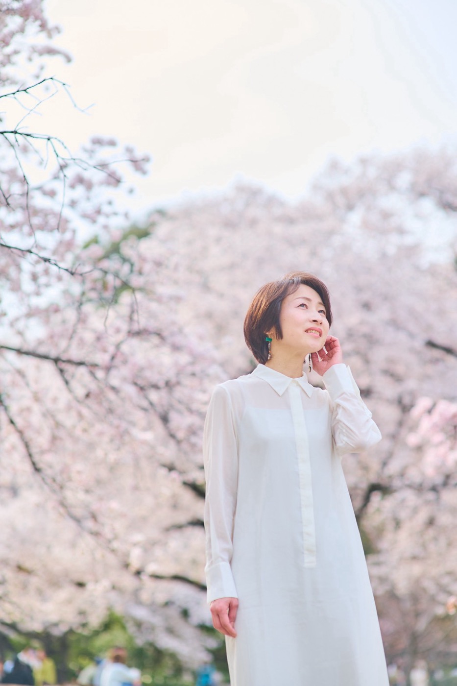 桜の下で見上げる美佳
