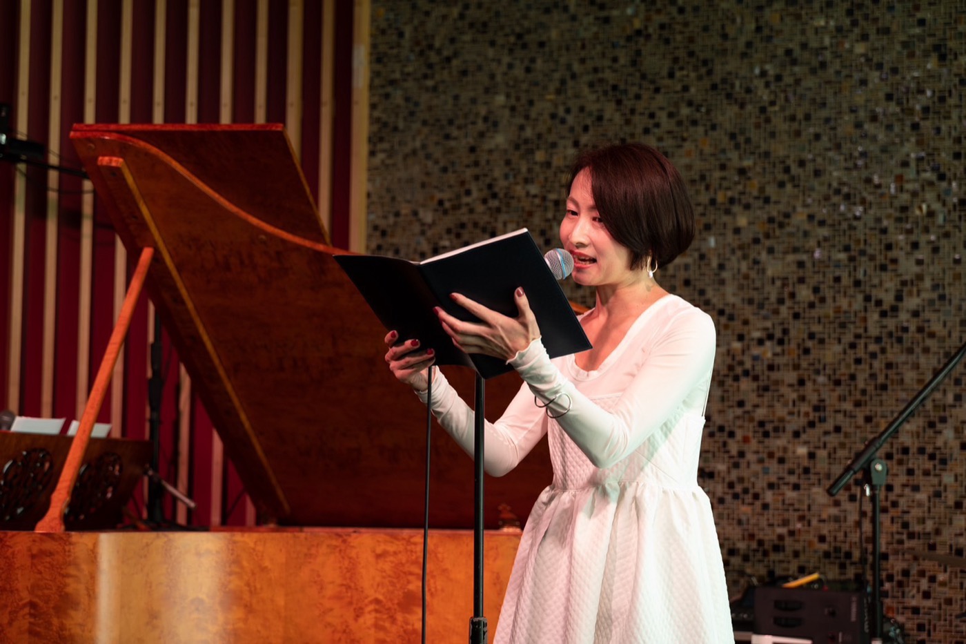 ピアノの前で朗読する美佳