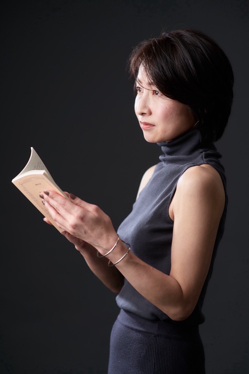 本を手に朗読する美佳