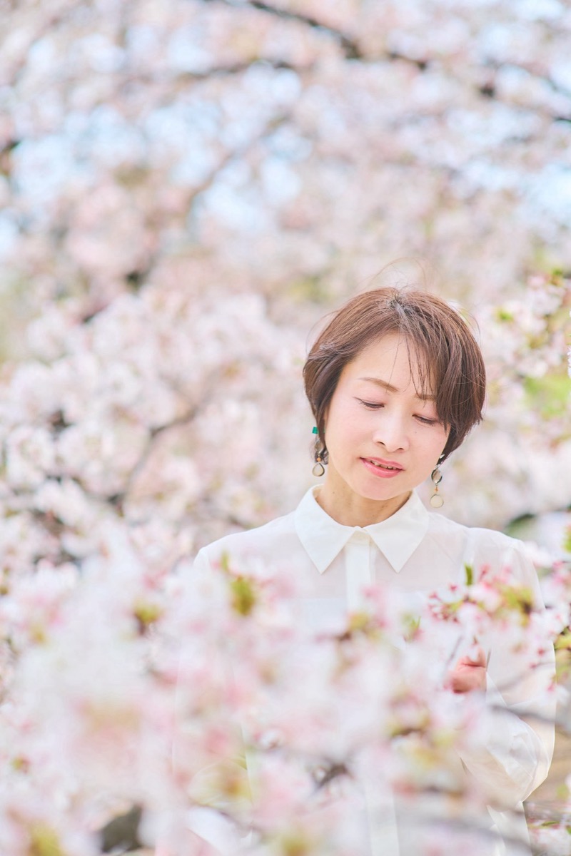 桜のなかで目を伏せる美佳